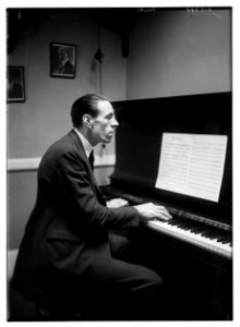 Smalle (playing piano) LCCN2014715826