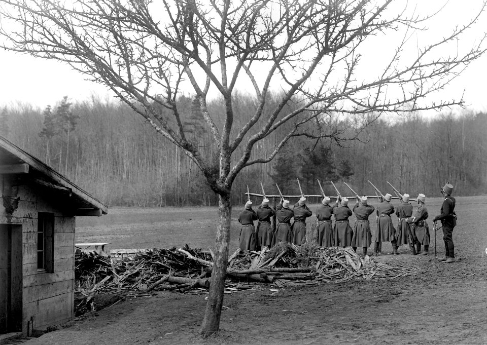 Soldaten am Hilfsgestell zur Bekämpfung von Fliegern - CH-BAR - 3238400
