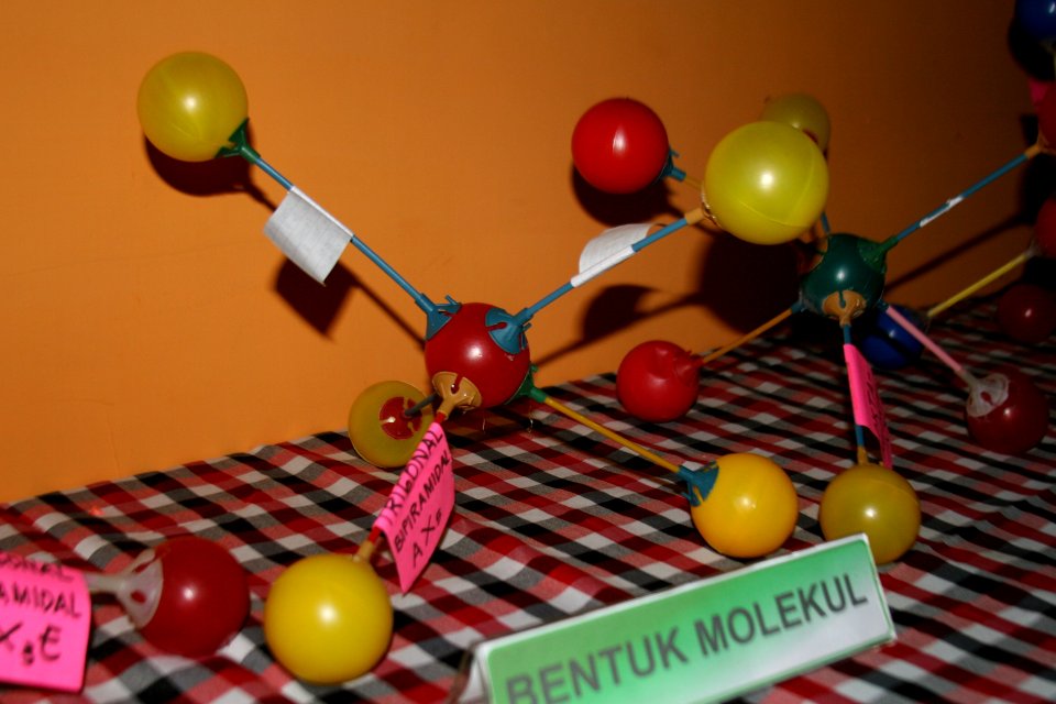 SMART Lab menyediakan kegiatan yang berkaitan dengan ilmu pengetahuan, teknologi dan matematika yang memberikan inspirasi kepada siswa untuk berkarir di bidang ilmu pengetahuan dan teknologi. (17250339111)