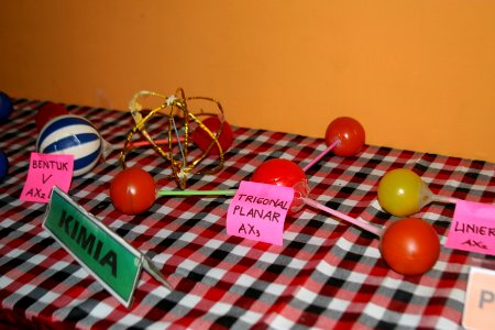 SMART Lab menyediakan kegiatan yang berkaitan dengan ilmu pengetahuan, teknologi dan matematika yang memberikan inspirasi kepada siswa untuk berkarir di bidang ilmu pengetahuan dan teknologi. (17043436167)