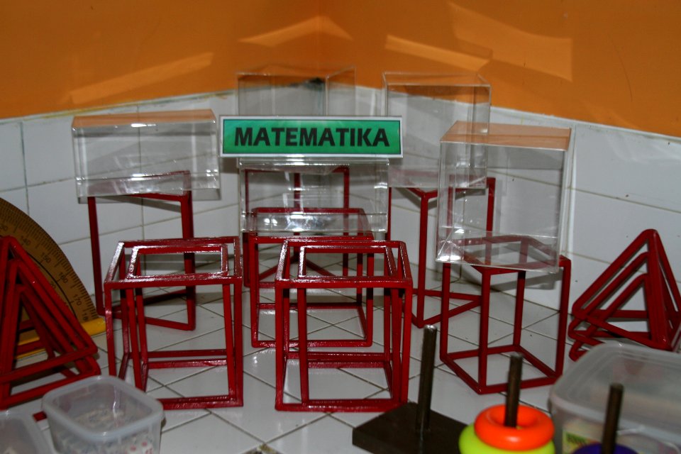SMART Lab menyediakan kegiatan yang berkaitan dengan ilmu pengetahuan, teknologi, teknik dan matematika yang memberikan inspirasi kepada siswa untuk berkarir di bidang ilmu pengetahuan dan teknologi. (17043427897)