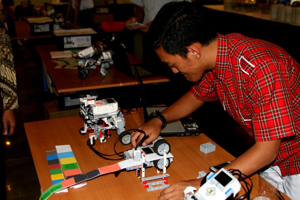 SMART Lab menyediakan kegiatan yang berkaitan dengan ilmu pengetahuan, teknologi dan matematika yang memberikan inspirasi kepada siswa untuk berkarir di bidang ilmu pengetahuan dan teknologi. (15729185485)