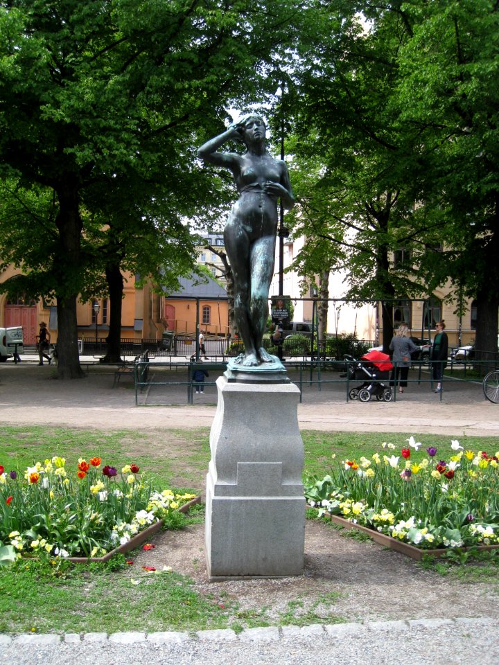 Snöklockan (Mariatorget), gjuten i brons 1900, skulpterad av Per Hasselberg, foto maj 2019