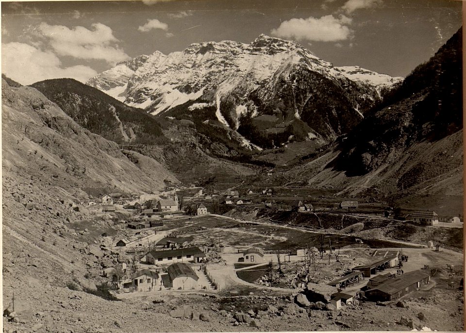 Soca, Hintergrund Kuk und Vogel, im Vordergrunde die Spitalanlagenam rechten Isonzo Ufer, aufgenommen am 18. April 1916. (BildID 15474396)