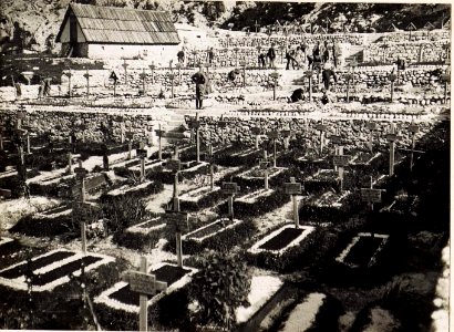 Soca.Ortsfriedhof.Die Wasserleitung geht durch die unterste Friedhofstrasse. (BildID 15495807)