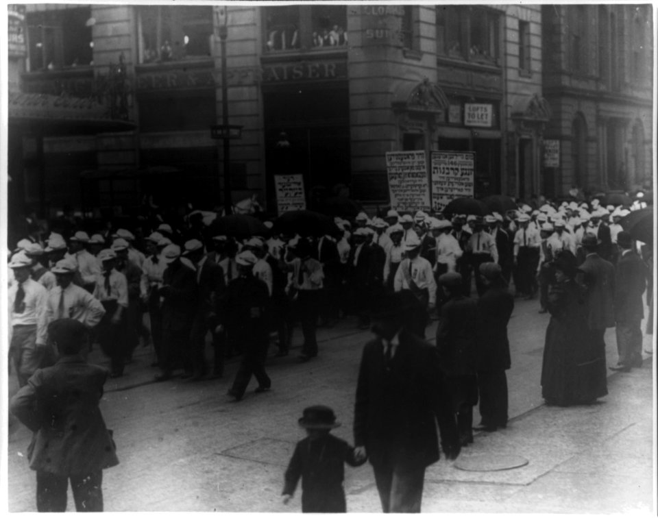 Socialist demonstration - parade in New York City, carrying signs in Yiddish LCCN2001704474
