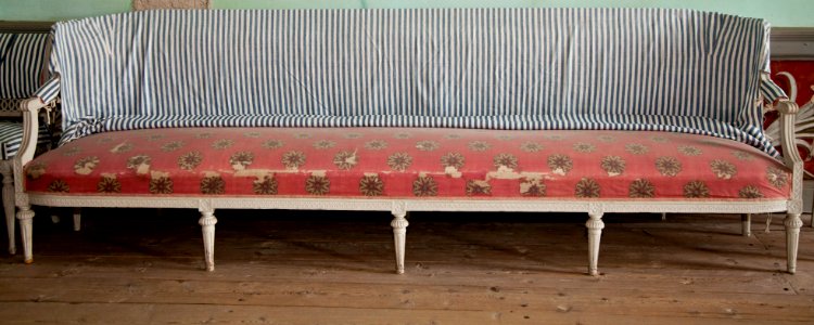 Soffa av gråmålad björk. 1790-tal - Skoklosters slott - 92467