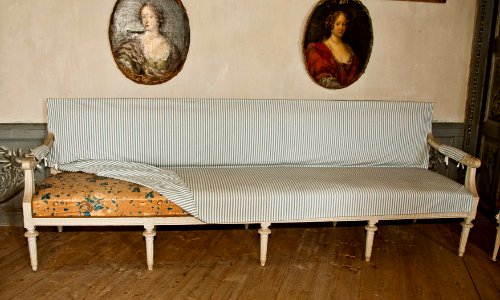 Soffa av björk, oljemålad gråvit(originalmålning), från 1790-talet - Skoklosters slott - 94268