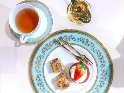 Dessert black tea dish