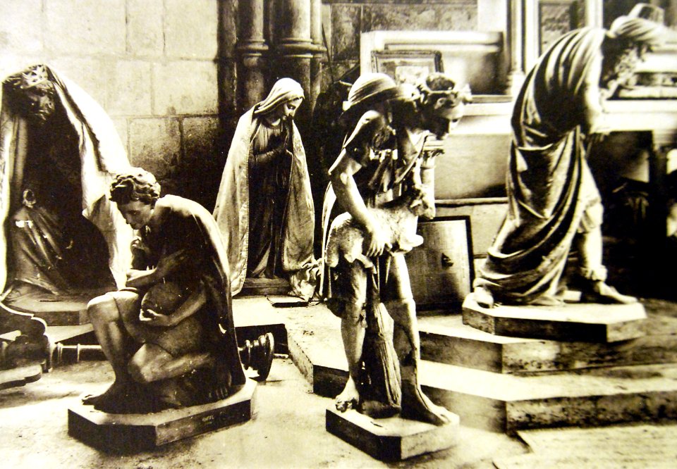 Soissons Cathedral statues sheltered during bombardments in 1918 (29914972472)