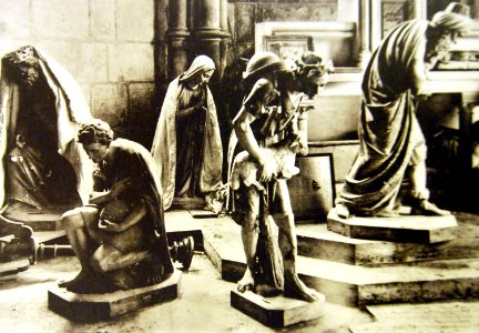 Soissons Cathedral statues sheltered during bombardments in 1918 (29914972472)