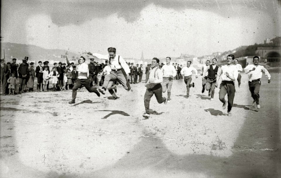 Soldados realizando diferentes pruebas atléticas en la playa de Ondarreta (2 de 4) - Fondo Car-Kutxa Fototeka