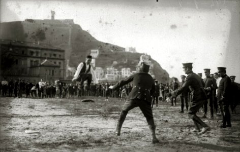 Soldados realizando juegos en la playa de la Ondarreta (4 de 7) - Fondo Car-Kutxa Fototeka