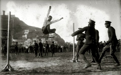 Soldados realizando juegos en la playa de la Ondarreta (6 de 7) - Fondo Car-Kutxa Fototeka