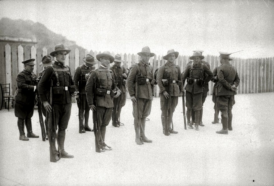 Soldados realizando una marcha hasta el Tiro Nacional (1 de 6) - Fondo Car-Kutxa Fototeka