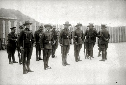 Soldados realizando una marcha hasta el Tiro Nacional (1 de 6) - Fondo Car-Kutxa Fototeka