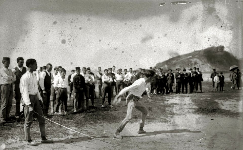 Soldados realizando diferentes pruebas atléticas en la playa de Ondarreta (1 de 4) - Fondo Car-Kutxa Fototeka