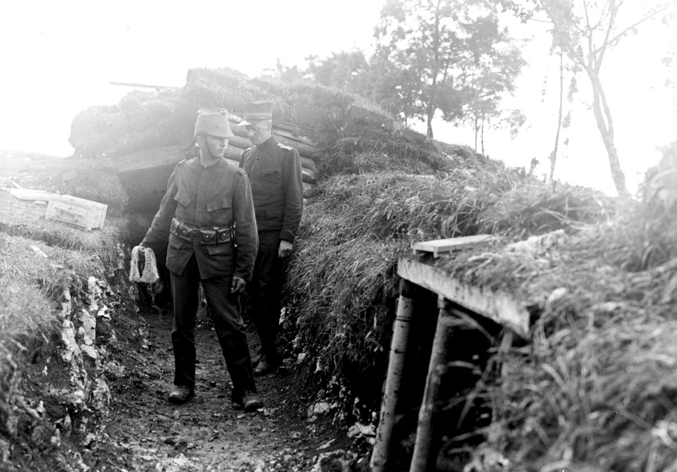 Soldat beim Werfen der scharfen Handgranate - CH-BAR - 3238718