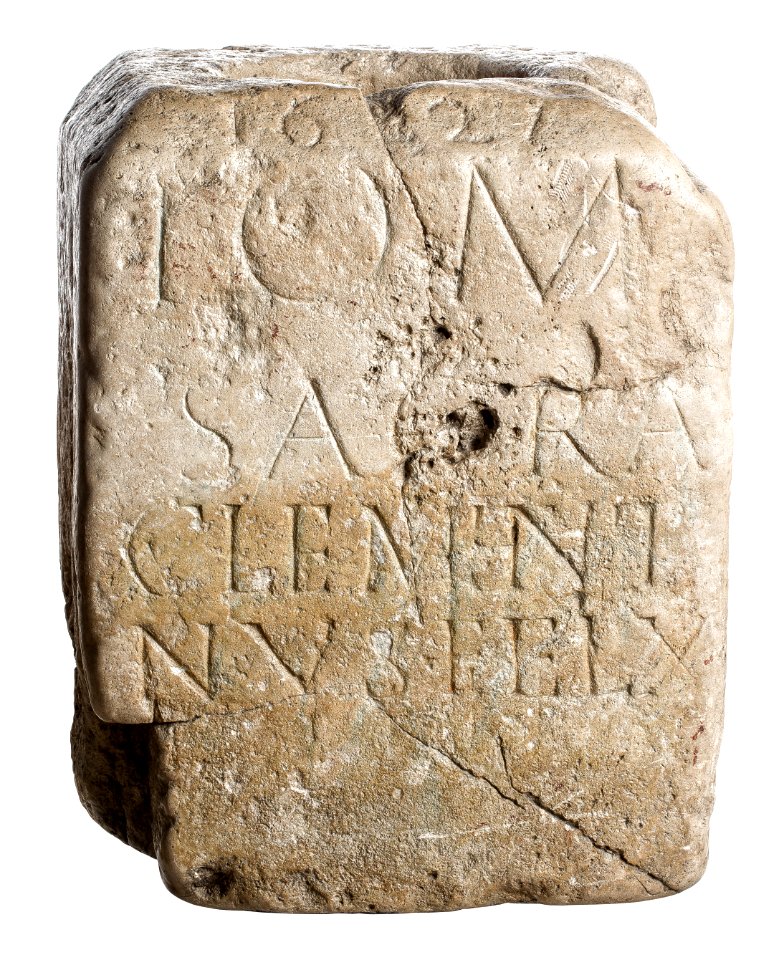 Sokkel met wijopschrift aan Jupiter, herbruikt als wijwatervat in kalksteen, 175 tot 250 NC, vindplaats- Vliermaal, Zammelen, 1627-1969, collectie Gallo-Romeins Museum Tongeren, 71.B