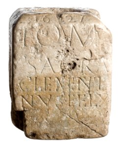 Sokkel met wijopschrift aan Jupiter, herbruikt als wijwatervat in kalksteen, 175 tot 250 NC, vindplaats- Vliermaal, Zammelen, 1627-1969, collectie Gallo-Romeins Museum Tongeren, 71.B