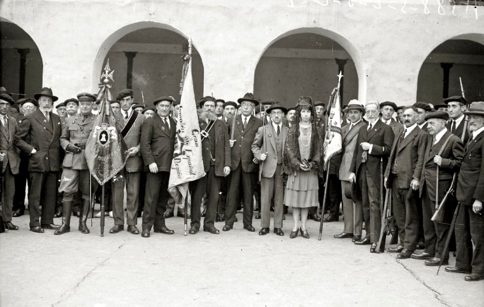 Somatenes saliendo del Ayuntamiento de Tolosa (5 de 6) - Fondo Car-Kutxa Fototeka