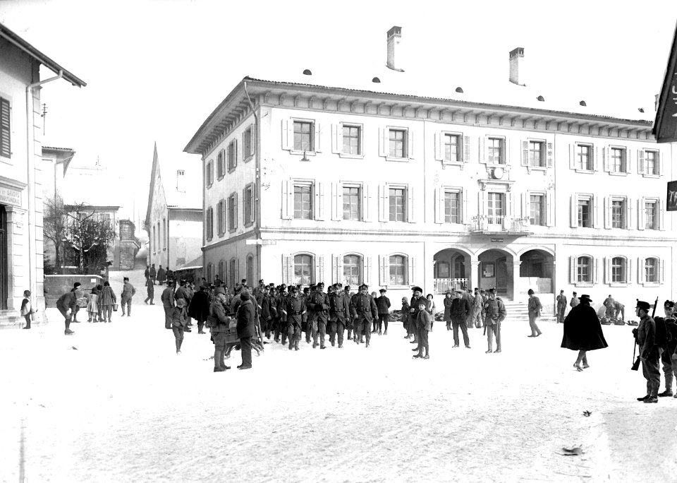 Soldaten auf dem Platz vor dem Hôtel de Ville während der Mobilisation - CH-BAR - 3240310