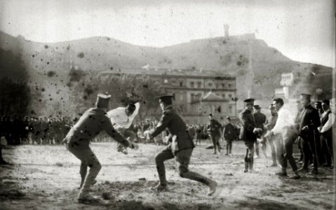 Soldados realizando juegos en la playa de la Ondarreta (1 de 7) - Fondo Car-Kutxa Fototeka