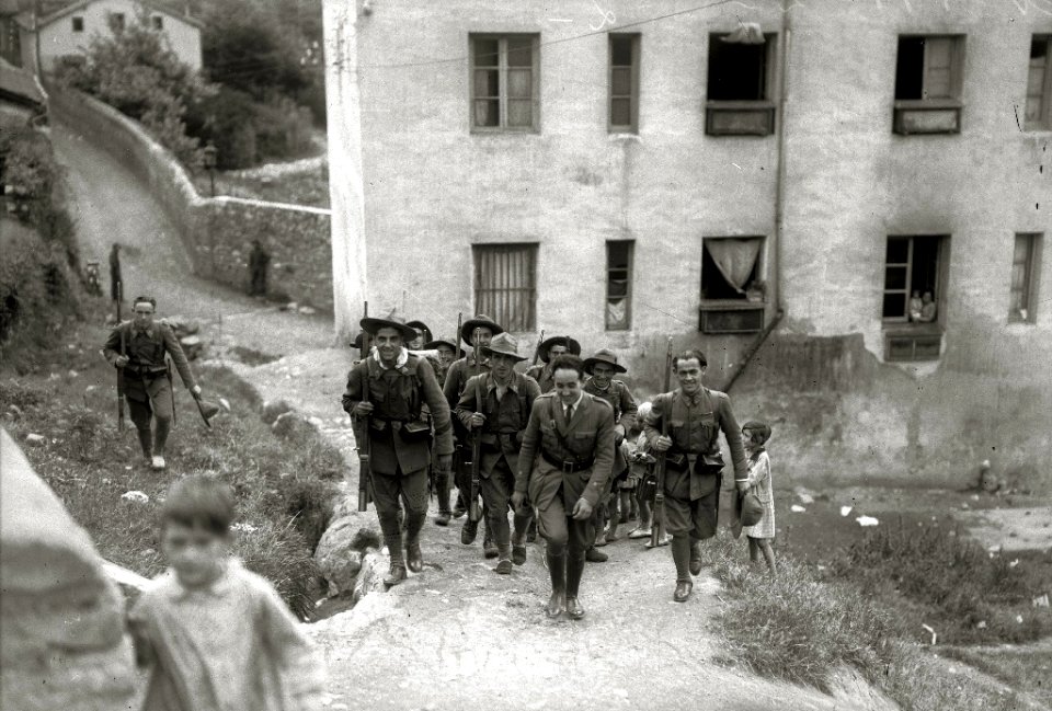 Soldados realizando una marcha hasta el Tiro Nacional (3 de 6) - Fondo Car-Kutxa Fototeka