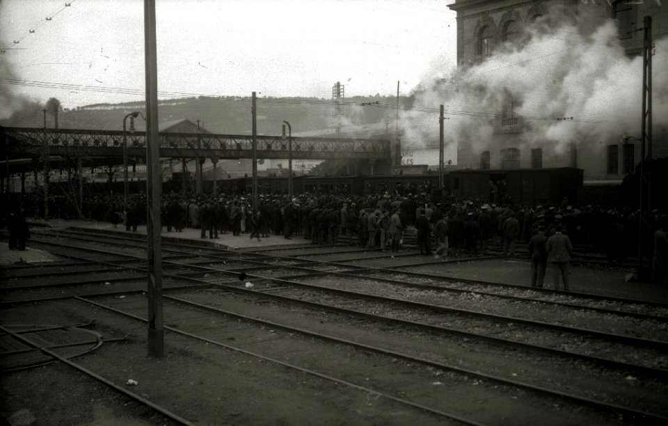 Soldados en trenes en la estación del Norte con destino a la contienda de África (9 de 10) - Fondo Car-Kutxa Fototeka