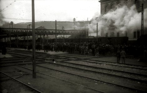 Soldados en trenes en la estación del Norte con destino a la contienda de África (9 de 10) - Fondo Car-Kutxa Fototeka