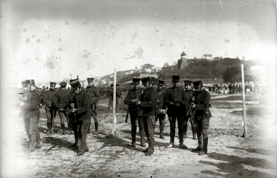 Soldados realizando juegos en la playa de la Ondarreta (7 de 7) - Fondo Car-Kutxa Fototeka