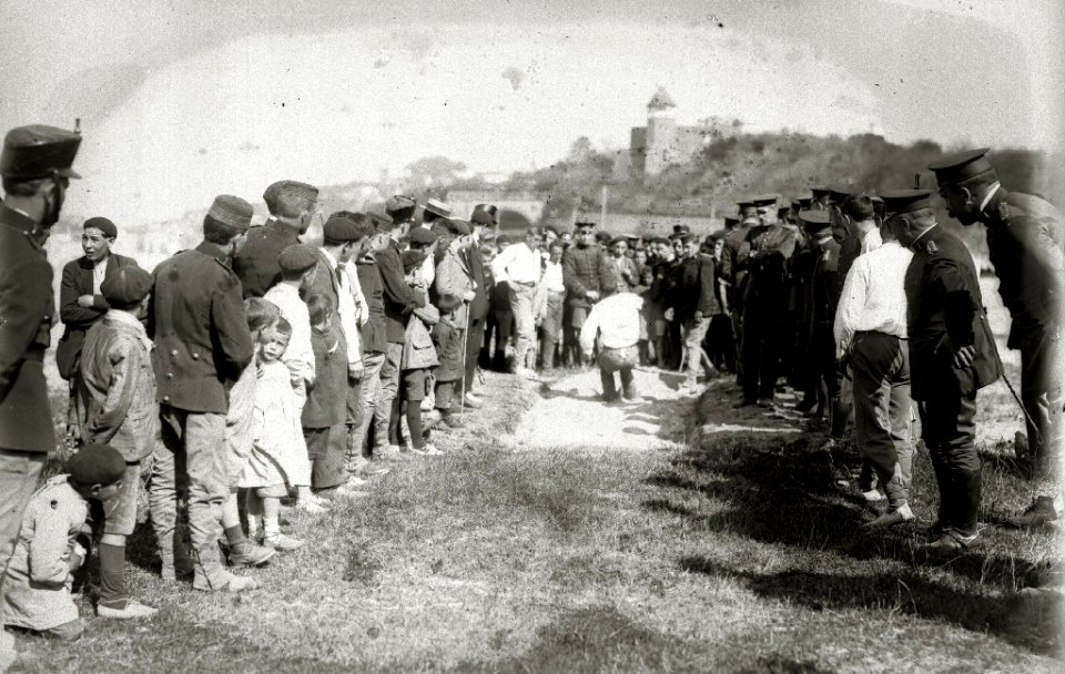 Soldados realizando diferentes pruebas atléticas en la playa de Ondarreta (4 de 4) - Fondo Car-Kutxa Fototeka
