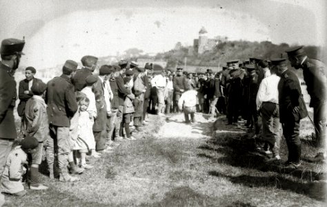 Soldados realizando diferentes pruebas atléticas en la playa de Ondarreta (4 de 4) - Fondo Car-Kutxa Fototeka