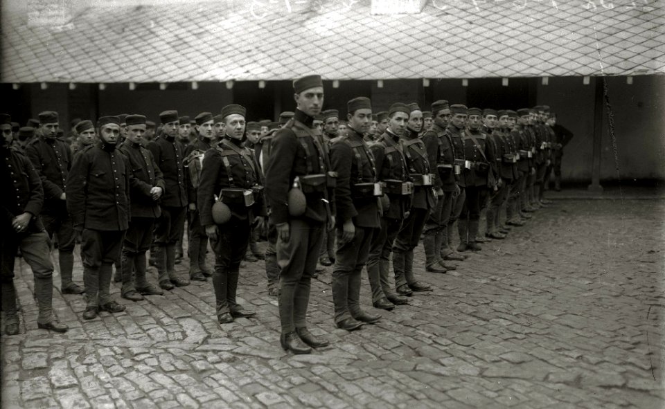 Soldados en trenes en la estación del Norte con destino a la contienda de África (7 de 10) - Fondo Car-Kutxa Fototeka