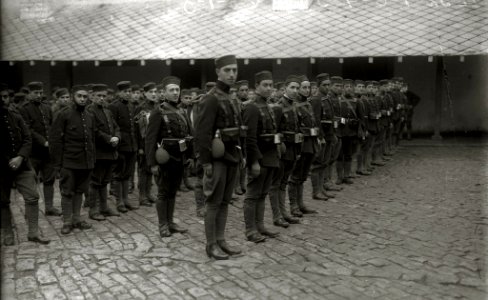 Soldados en trenes en la estación del Norte con destino a la contienda de África (7 de 10) - Fondo Car-Kutxa Fototeka