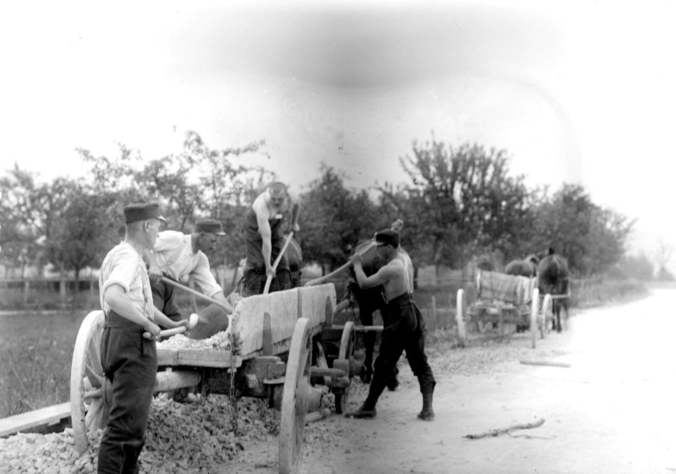 Soldaten bei Ausbesserungsarbeiten an einer Strasse - CH-BAR - 3238641