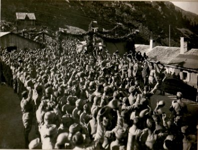 Soldatenfest anlässlich des Geburtstages Sr.Majestät auf der Rattendorfer-Alpe. (17-8.1917.) (BildID 15803569)