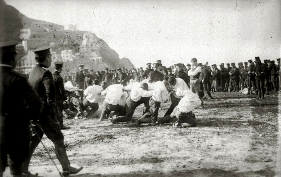 Soldados realizando juegos en la playa de la Ondarreta (5 de 7) - Fondo Car-Kutxa Fototeka
