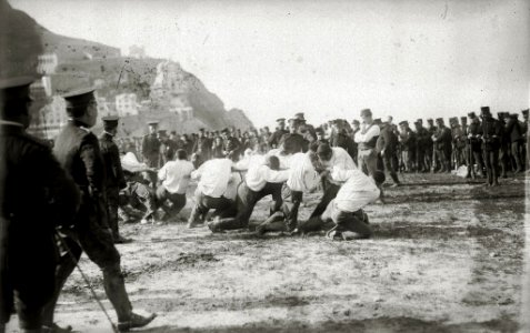 Soldados realizando juegos en la playa de la Ondarreta (5 de 7) - Fondo Car-Kutxa Fototeka