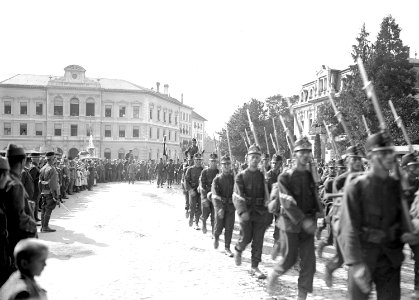 Soldaten beim Defilee der Division 1 - CH-BAR - 3240014