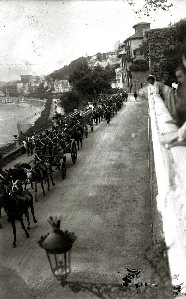 Soldados transportando en carros tirados por mulos, barcas y material militar al palacio de Miramar (1 de 2) - Fondo Car-Kutxa Fototeka