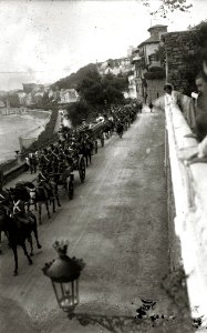Soldados transportando en carros tirados por mulos, barcas y material militar al palacio de Miramar (1 de 2) - Fondo Car-Kutxa Fototeka