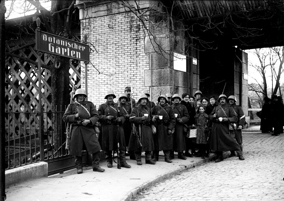 Soldaten während des Landesstreiks, Eisenbahnbrücke in Bern - CH-BAR - 3241479