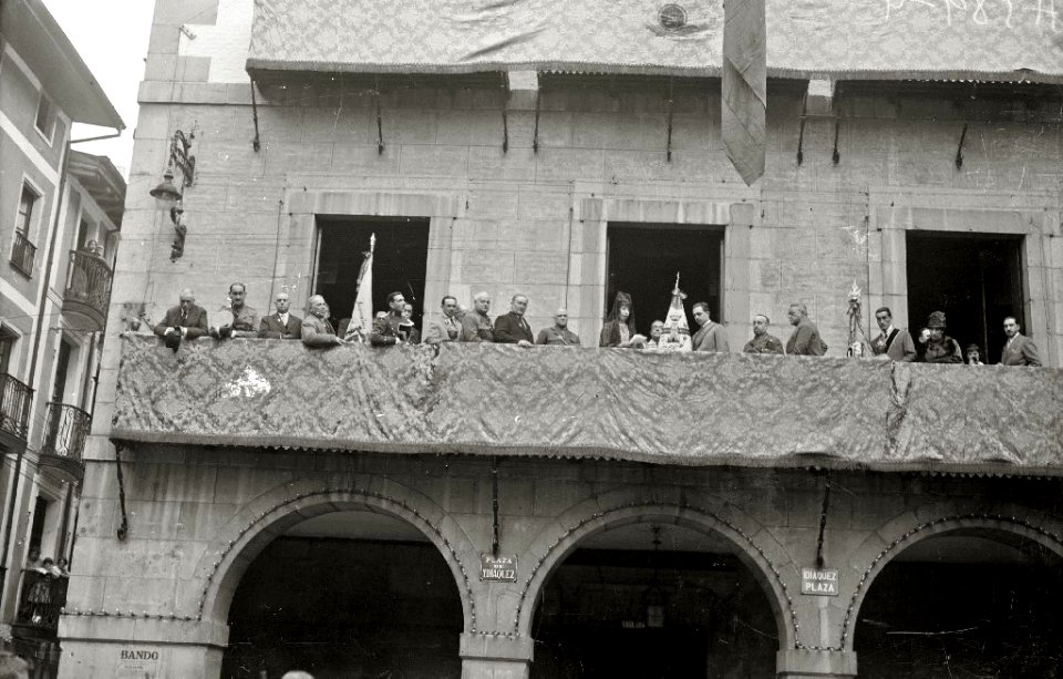 Somatenes saliendo del Ayuntamiento de Tolosa (6 de 6) - Fondo Car-Kutxa Fototeka
