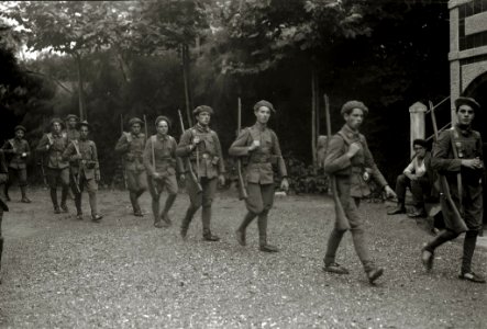 Soldados realizando una marcha hasta el Tiro Nacional (6 de 6) - Fondo Car-Kutxa Fototeka