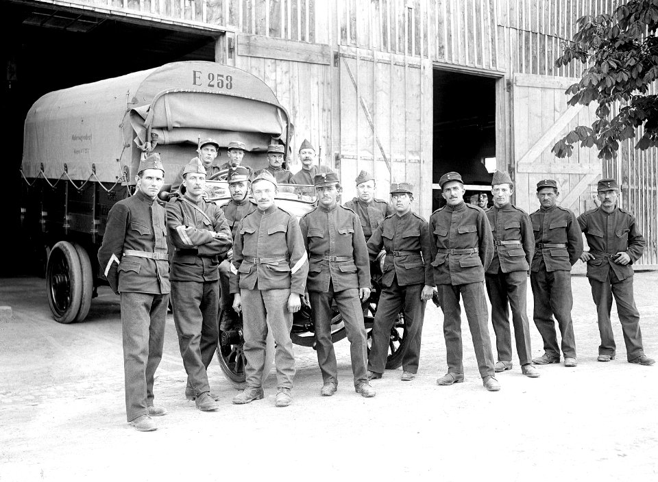 Soldaten vor der Lagerhalle und einem Materiallastwagen - CH-BAR - 3241275