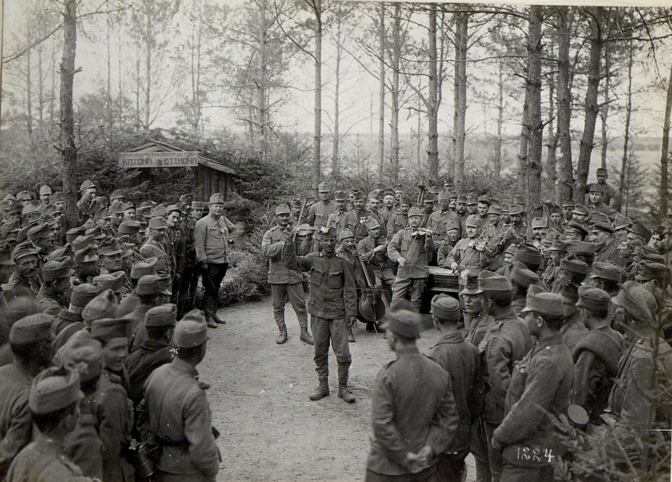 Soldaten feiern die Eröffnung eines Soldatenheimes (BildID 15685480)