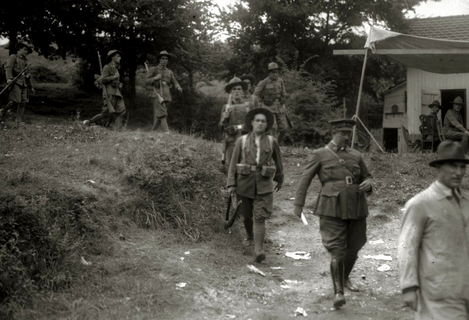 Soldados realizando una marcha hasta el Tiro Nacional (4 de 6) - Fondo Car-Kutxa Fototeka