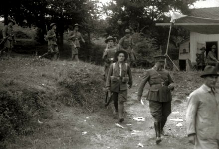 Soldados realizando una marcha hasta el Tiro Nacional (4 de 6) - Fondo Car-Kutxa Fototeka