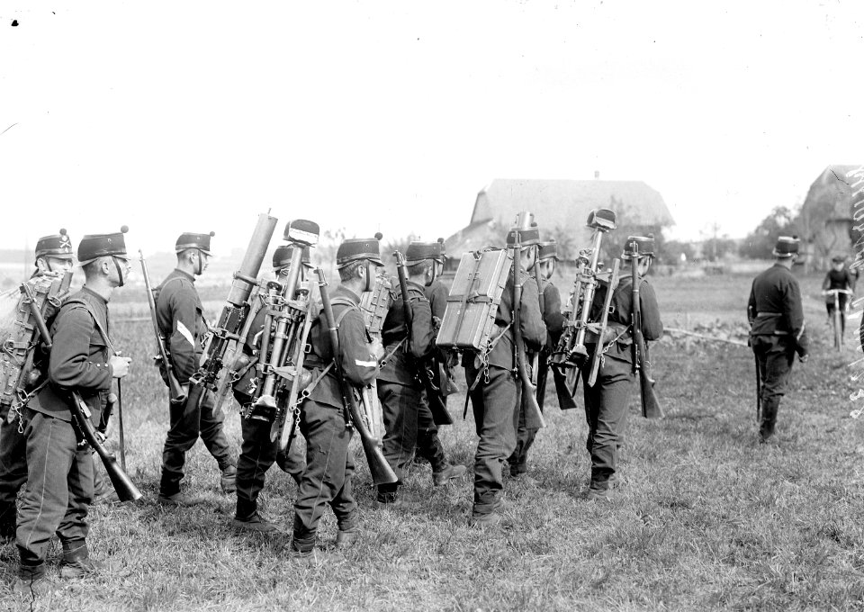 Soldaten zerlegte Maschinengewehre - CH-BAR - 3237543
